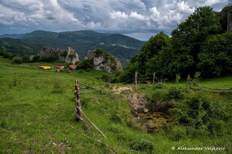 A view of Dupni kamik from above, Stara planina