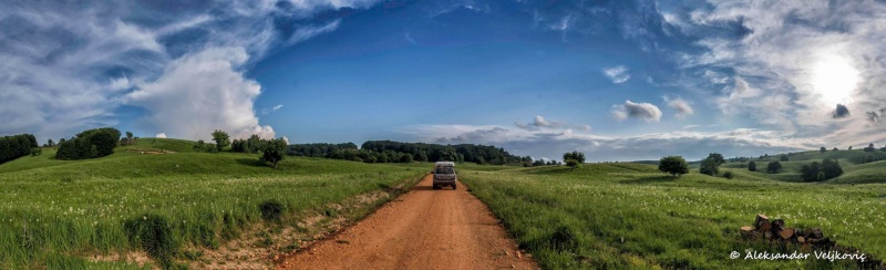 A road approaching Lipovica from the north