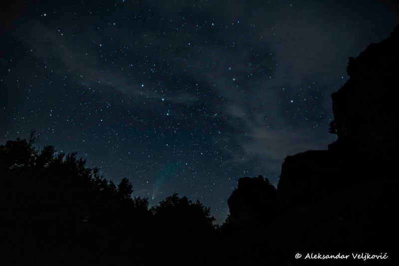 Starry sky under the Mikulj rock - you can see the comet right above treeline