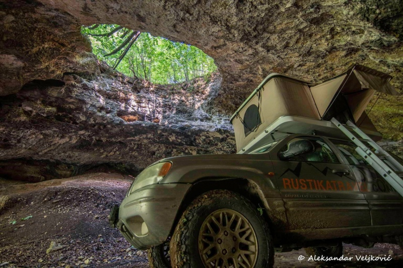 Spending the night in the pleasent "air-condition" of the cave